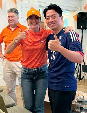 サッカーW杯の日本対オランダ戦を観戦した小泉防衛相(右)とオランダのイェジルゲス副首相兼国防相(中央)=15日午前、東京のオランダ大使館(小泉防衛相のXから)