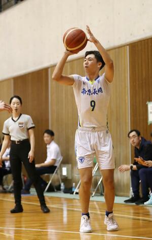 帝京長岡－佐渡　帝京長岡の青木凰介が３点シュートを決める＝１１月３日、長岡市民体育館