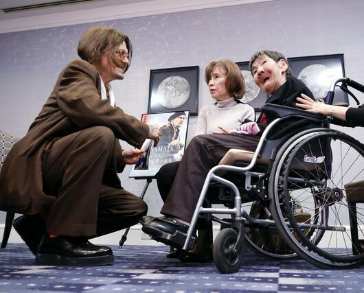 東京都内で面会する米俳優ジョニー・デップさん（左）と胎児性水俣病患者の坂本しのぶさん。水俣病を題材にした映画にデップさんがかつて主演した縁から実現した。中央はアイリーン・美緒子・スミスさん＝２日午後