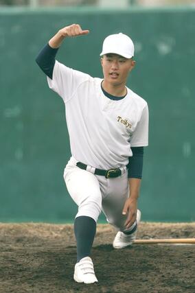 初戦へ向け、リラックスした表情を見せる帝京長岡の主戦工藤壱朗=兵庫県西宮市
