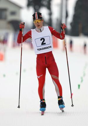 男子リレー　ゴールする十日町のアンカー岡田幸輝＝十日町市