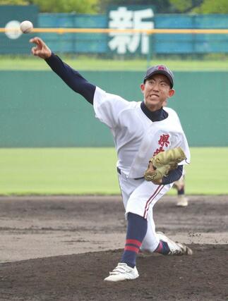 公式戦初先発で完投した県央工の玉木泰生＝柏崎市佐藤池