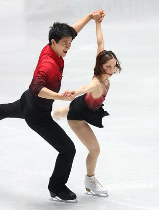 ペアＳＰ　演技する三浦璃来、木原龍一組＝国立代々木競技場