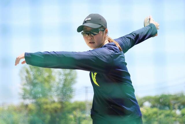 円盤投げの練習をする女子砲丸投げ・円盤投げの郡菜々佳＝新潟市陸上競技場