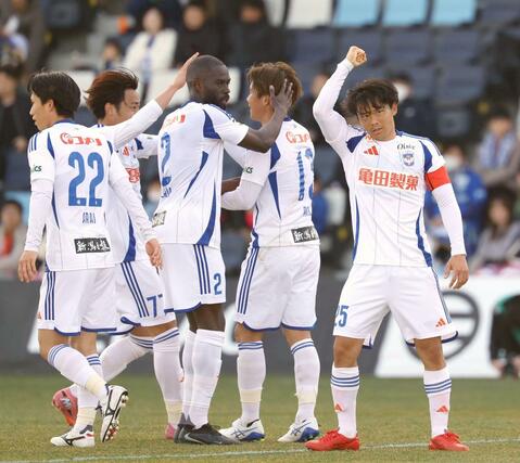 今治－新潟　後半追加タイム、ＰＫで追加点を奪い喜ぶ藤原奏哉（右）＝アシさと