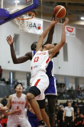 開志国際－柳ケ浦　第１クオーター、シュートを打つイヘツ・グットラック・チネドゥ＝東京都北区