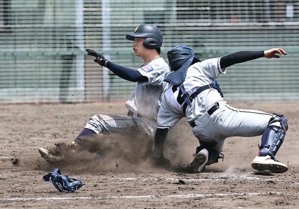 関根学園－佐渡　佐渡９回１死一、三塁、サヨナラ犠飛で生還する佐渡の小杉剛大＝柏崎市佐藤池球場