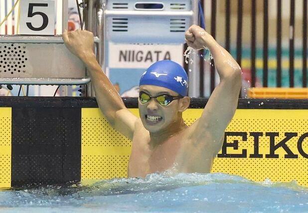 男子１００メートル平泳ぎ決勝　県高校新記録での２連覇に喜ぶ今泉悠成（長岡大手）＝ダイエープロビスフェニックスプール（長岡支社・芳本卓也）