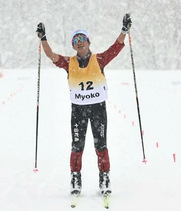 女子リレー 両手を挙げ、トップでゴールする十日町南のアンカー小林由奈=妙高市