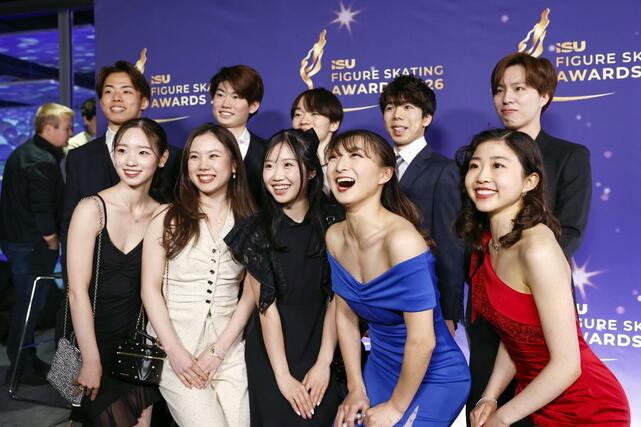 ＩＳＵスケーティング・アワードに出席した（前列左から）長岡柚奈、吉田唄菜、中井亜美、坂本花織、千葉百音、（後列左から）森口澄士、森田真沙也、鍵山優真、佐藤駿、三浦佳生＝２９日、プラハ（共同）