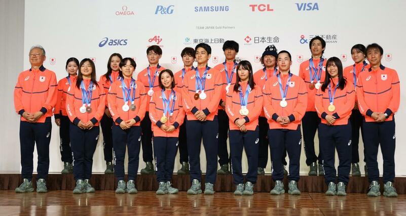 記者会見後、撮影に応じるミラノ・コルティナ冬季五輪のメダリストら＝東京都内のホテル