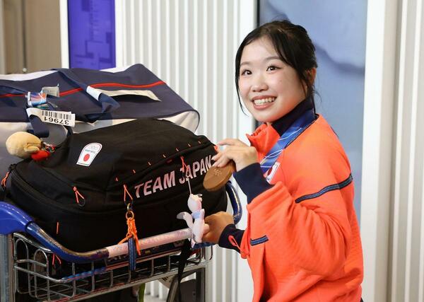 銅メダルを手に帰国したフィギュアスケート女子の中井亜美＝２４日、成田空港
