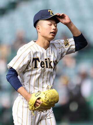 ５回、先頭打者に四球を与え、悔しそうにマウンドを降りる帝京長岡のエース工藤壱朗＝２３日、阪神甲子園球場