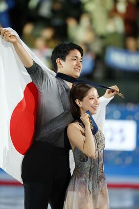 ペアで優勝した三浦璃来、木原龍一組が表彰式で金メダルを掲げる＝ＩＧアリーナ