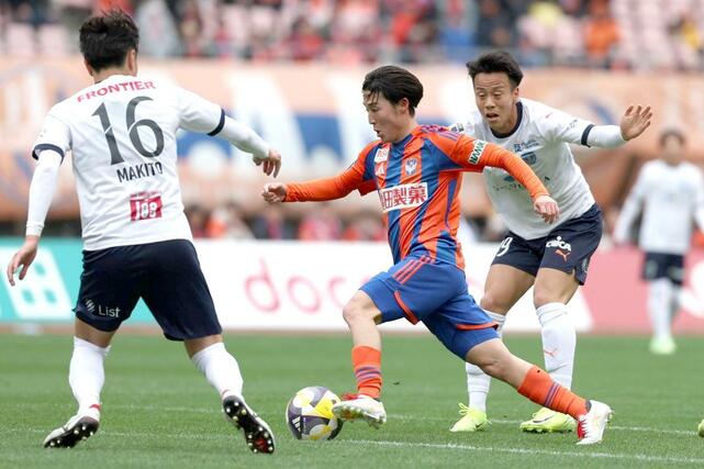 新潟-横浜FC 後半、ドリブル突破するMF奥村仁=ビッグスワン