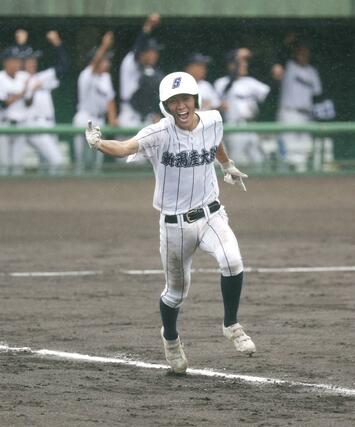 中越－新潟産大付　四回表、１死一、三塁、新潟産大付の長坂が４－３の勝ち越しとなる左前適時打を放ち笑顔で一塁へ走る＝９月１１日、長岡市の悠久山球場