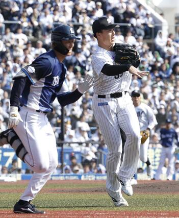 ２回西武２死一塁、石井（左）を投ゴロに打ち取るロッテ・田中＝ＺＯＺＯマリン