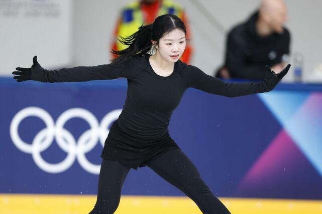 公式練習で調整する中井亜美＝ミラノ（共同）