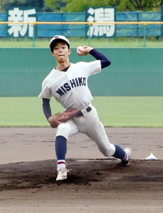 ５回投げた小千谷西の先発柳祐太＝９月１１日、柏崎市の柏崎市佐藤池野球場