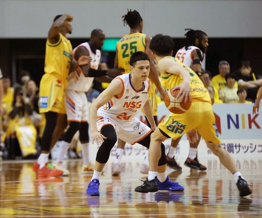 香川-新潟 第2クオーター、ディフェンスする田中成也=高松市総合体育館