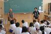 前川小の児童に講演する松永紘明さんとゲディミナス・グリニウスさん＝１５日、長岡市前島町