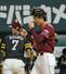 ２回、ソフトバンク・海野に先制打を許した楽天・荘司。後方は生還した二走中村＝みずほペイペイドーム