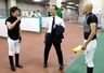 バックヤードツアーで顔なじみの騎手たちと談笑する棋王=2017年7月撮影