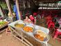 ロヒンギャ難民キャンプにある食堂で店番をする女の子=7月、バングラデシュ・コックスバザール(共同)