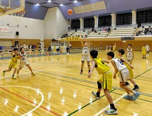白熱したプレーを繰り広げる選手たち＝新発田市本町４