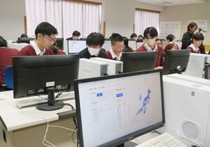 新発田高の生徒が「ジャパン・ダッシュボード」の活用法を学んだ授業=新発田市豊町3