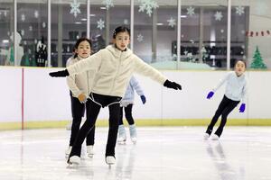ＭＧＣ三菱ガス化学アイスアリーナで練習するアイビススケーティングクラブの子どもたち＝新潟市中央区