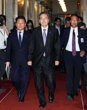 10日、自民党の高市総裁との会談へ向かう公明党の斉藤代表(中央)=国会