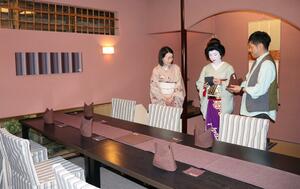 亀田縞で作ったいすカバーやコースターなどがしつらわれた日本料理店「螢」のコンセプトルーム=新潟市中央区西堀通7