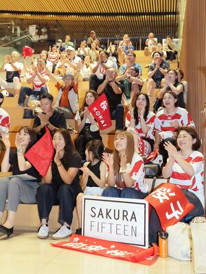 PV会場で熱い声援を送るラグビーファンら=新潟市中央区