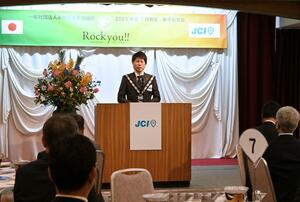 新年祝賀会であいさつする糸魚川青年会議所の永江宏徳・新理事長=糸魚川市