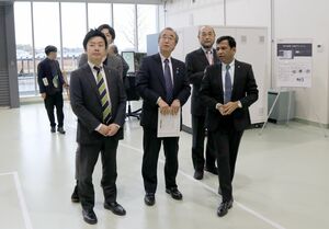 三条市立大を視察に訪れ、アハメド・シャハリアル学長(右)らの説明を受ける花角英世知事(右から3人目)=9日、三条市上須頃