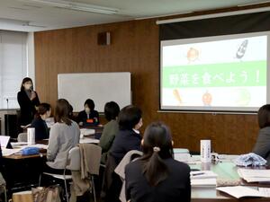 上越地域3市の栄養教諭が子どもの食育や栄養指導などについて学んだ研修会=上越市本城町