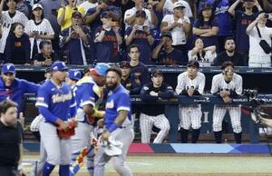 WBC準々決勝でベネズエラに敗れ、肩を落とす日本代表の選手たち=3月、マイアミ(共同)