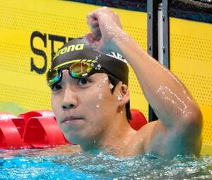 男子200メートル個人メドレーを制し喜ぶ茨隆太郎=東京アクアティクスセンター