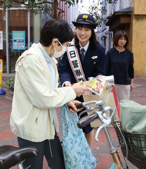 一日警察署長に委嘱され、特殊詐欺被害防止の啓発活動に取り組んだRYUTistの横山実郁さん=新潟市中央区古町通7
