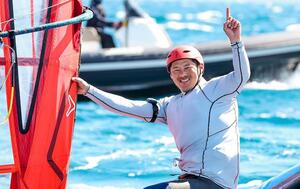 ラストチャンスレガッタで優勝を決めて喜ぶ富澤慎=4月25日、フランス・イエール(セーリングエナジー/フレンチオリンピックウィーク提供)