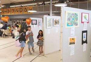障害者らの多様性に富んだ作品が並んだ「ハートフルフェスタ」=小千谷市本町1