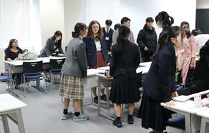 さまざまな問題について若者が議論した国際会議＝三条市上須頃