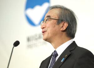 東京電力柏崎刈羽原発の再稼働の是非を問う県民投票について語る花角英世知事=2日、県庁