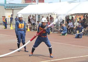 佐渡市消防大会で優勝した南佐渡方面隊赤泊中隊=佐渡市八幡