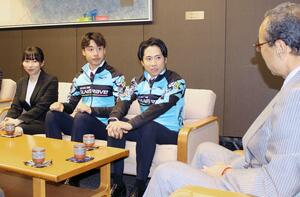 これまでの活動報告をする佐渡ゴールデンアイビスの鈴木道也選手(右から2人目)、重田倫一郎選手(右から3人目)=佐渡市役所