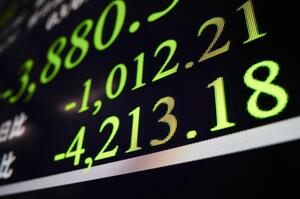 日経平均株価の下げ幅が一時4200円を超えたことを示すモニター=9日午前、東京・東新橋