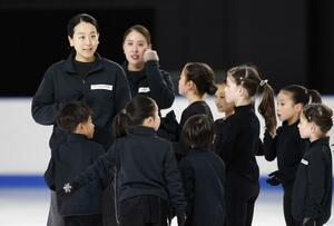 「MAO RINK」で子どもたちを指導する浅田真央さん(左端)=9日午後、東京都立川市
