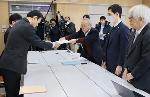県と市の担当者に要請書を手渡す新潟水俣病第２次行政認定訴訟の原告弁護団ら＝１７日、県庁