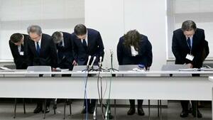 　記者会見で謝罪する千葉県がんセンターの加藤厚病院長（右から３人目）ら＝６日午後、千葉市